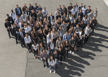 Gruppenfoto von Mitarbeitenden in Herzform aufgestellt Photo de groupe de collaborateurs formant un cœur